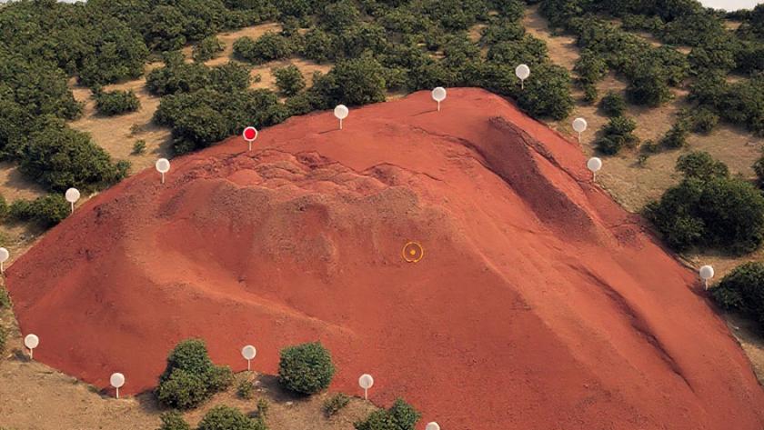 Dron equipado con sensor Lidar realizando un levantamiento topográfico en una obra