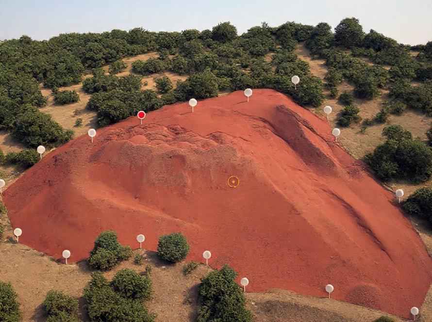 Dron equipado con sensor Lidar realizando un levantamiento topográfico en una obra