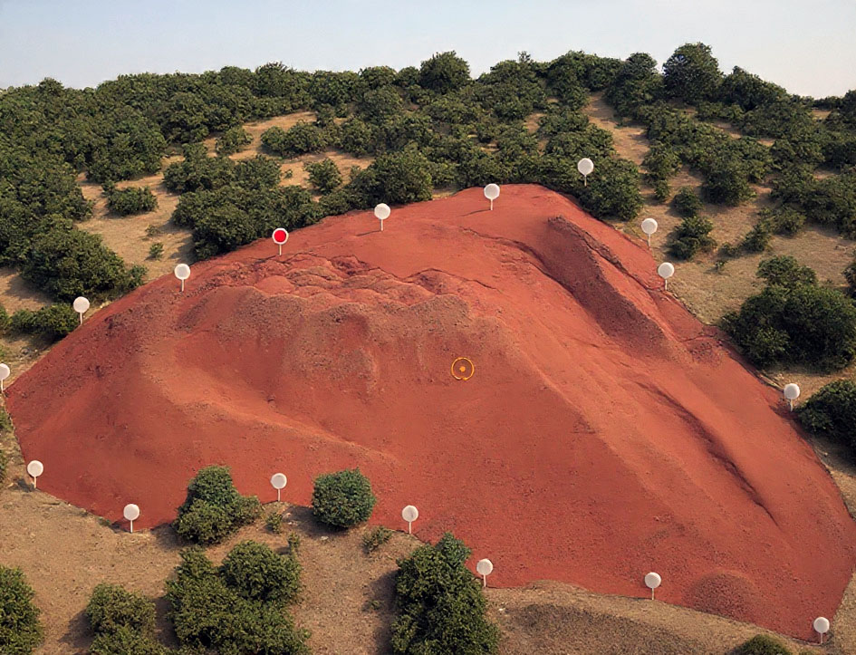 Dron equipado con sensor Lidar realizando un levantamiento topográfico en una obra